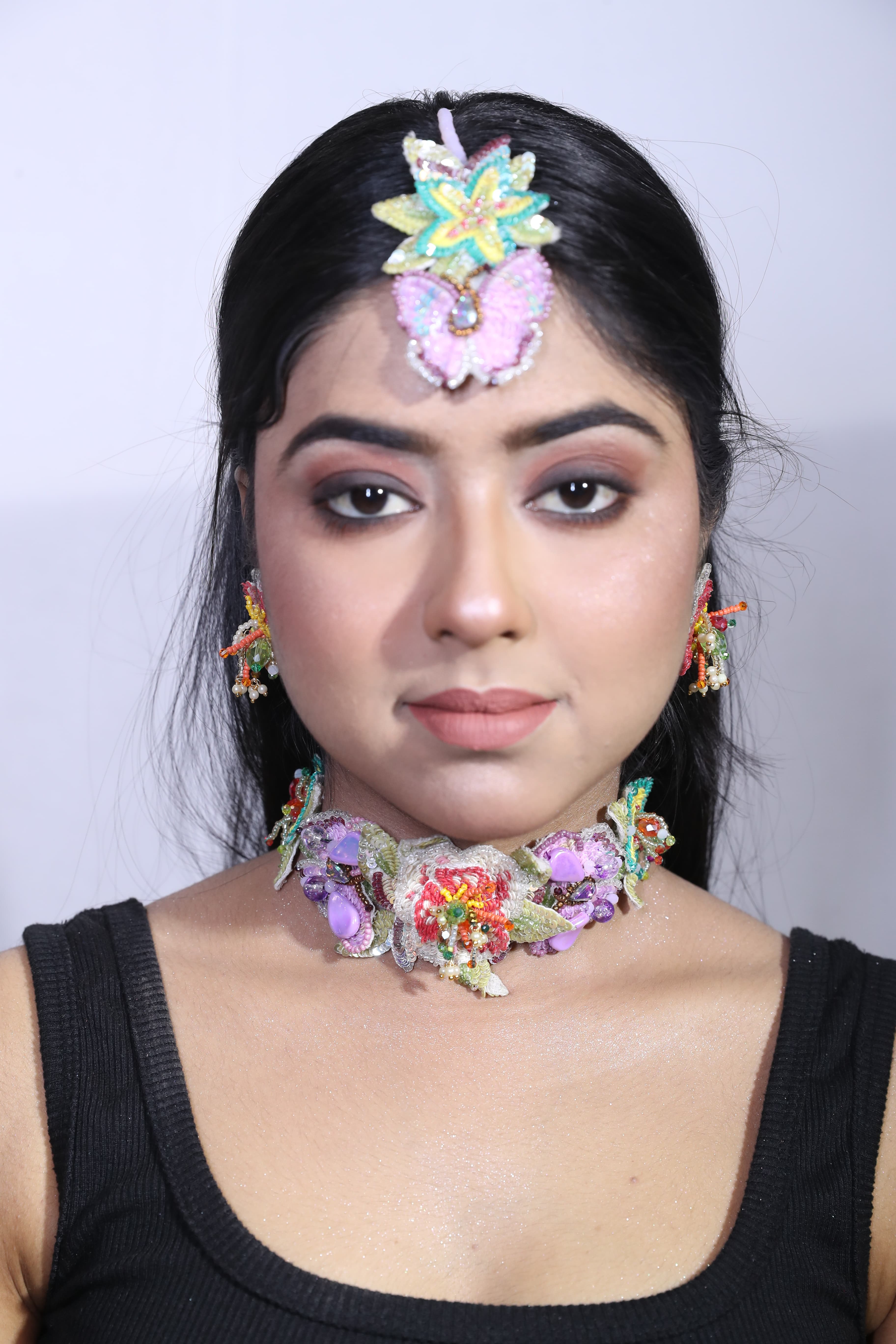 Handcrafted Floral Sequins Choker alt